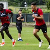 L'entraineur du FC Sion Didier Tholot, observe ses joueurs lors d'une séance au centre d'entraînement de Riddes
